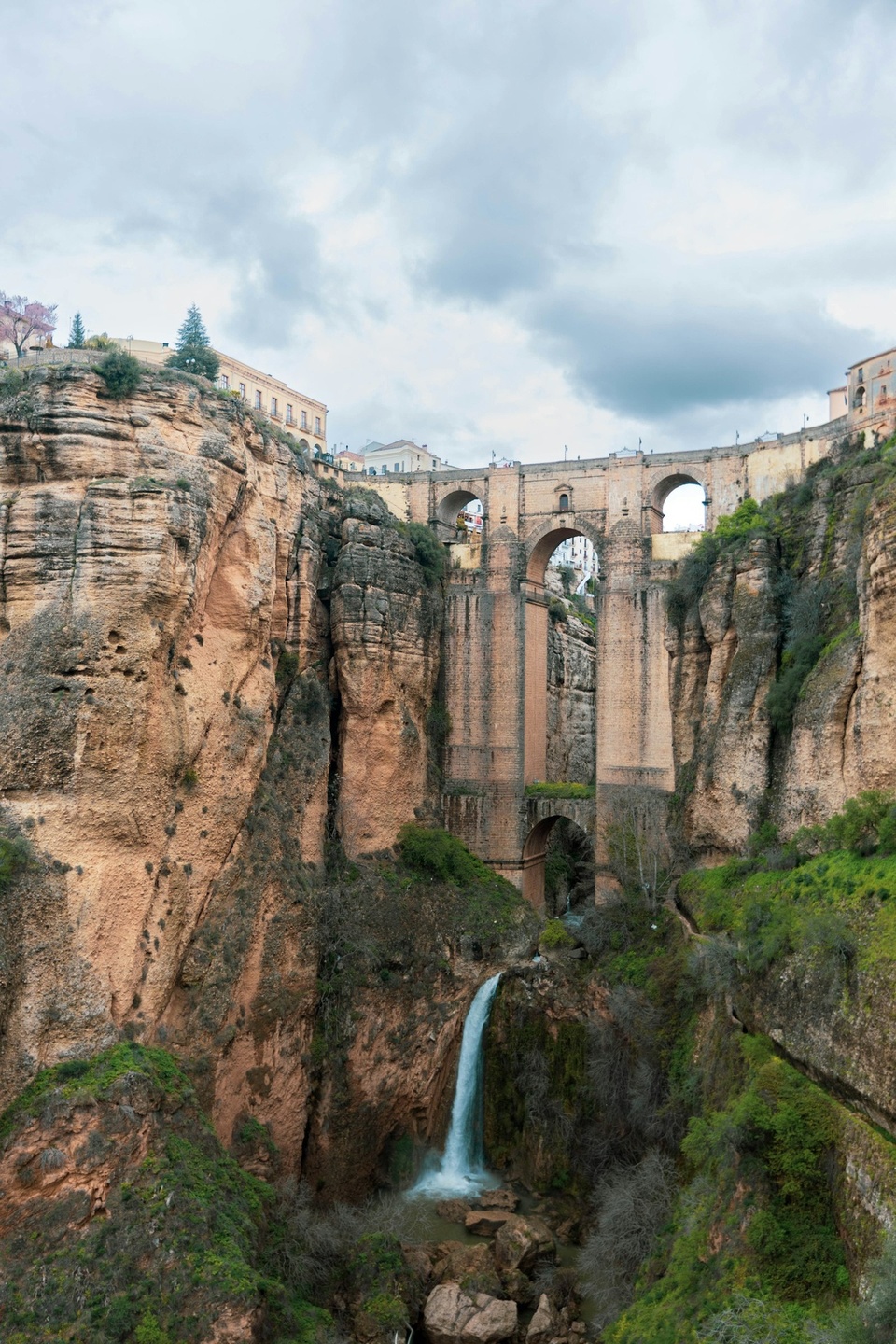 Die Puente Nuevo über der Schlucht