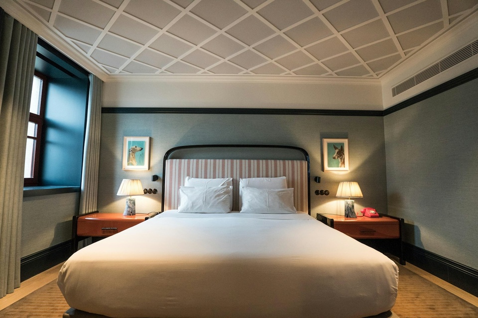 Dormitorio junto a la ventana